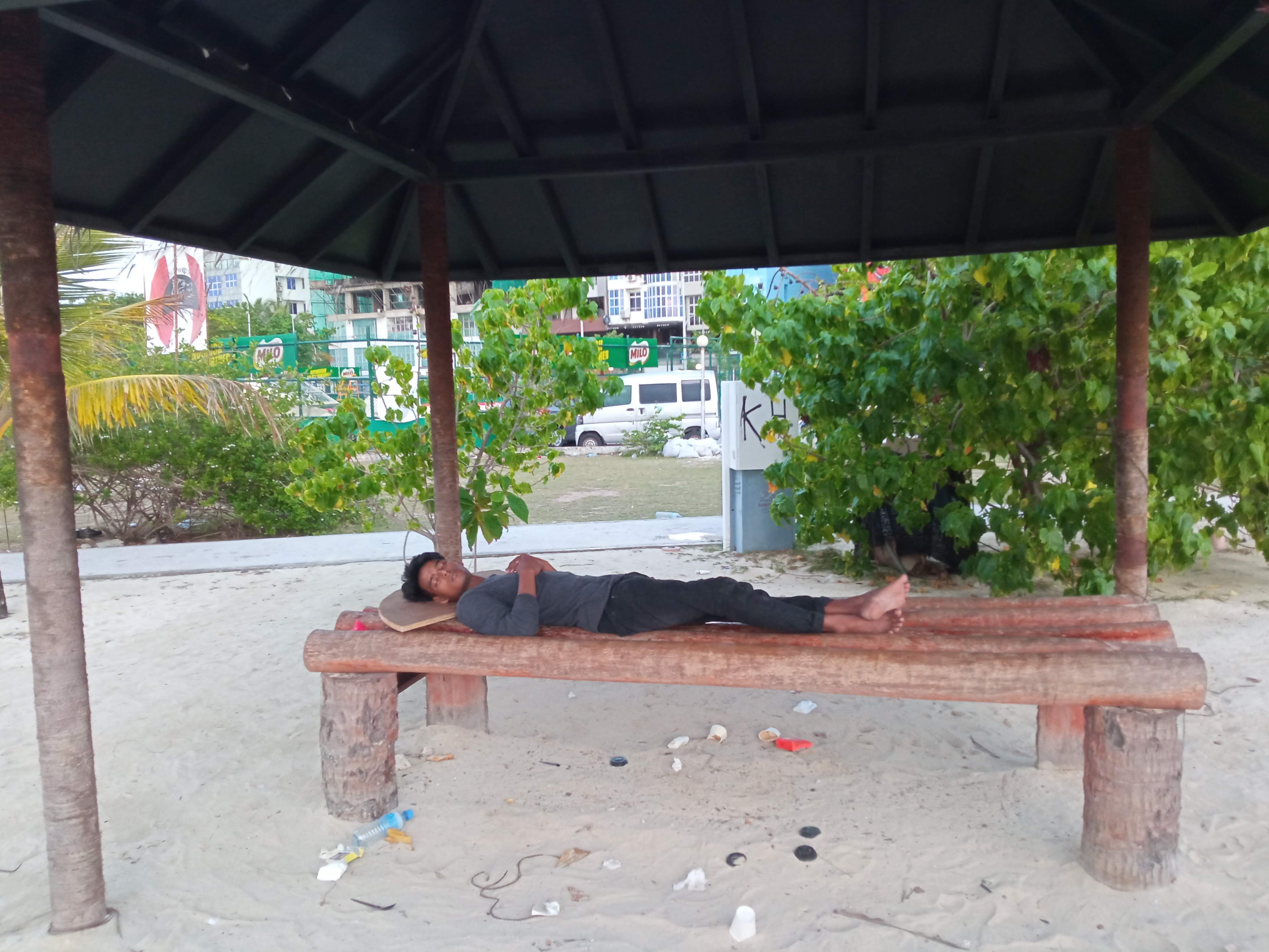 A young boy sleeping on the holhuashi